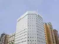 シンプルでモダンなイーホテル東新宿の建物。