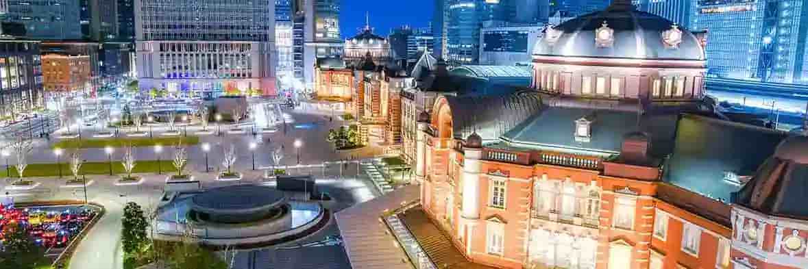 イルミネーションが鮮やかな、東京駅前広場と周辺のビル・ホテル群の夜景。