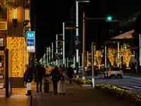 オフィスが多いため土日祝日は人通りがまばらな夜の京橋駅付近。